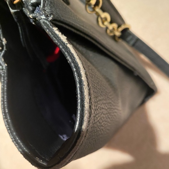 Black tommy brand bag that can be carried both cross-body and on the arm. - Picture 2 of 9